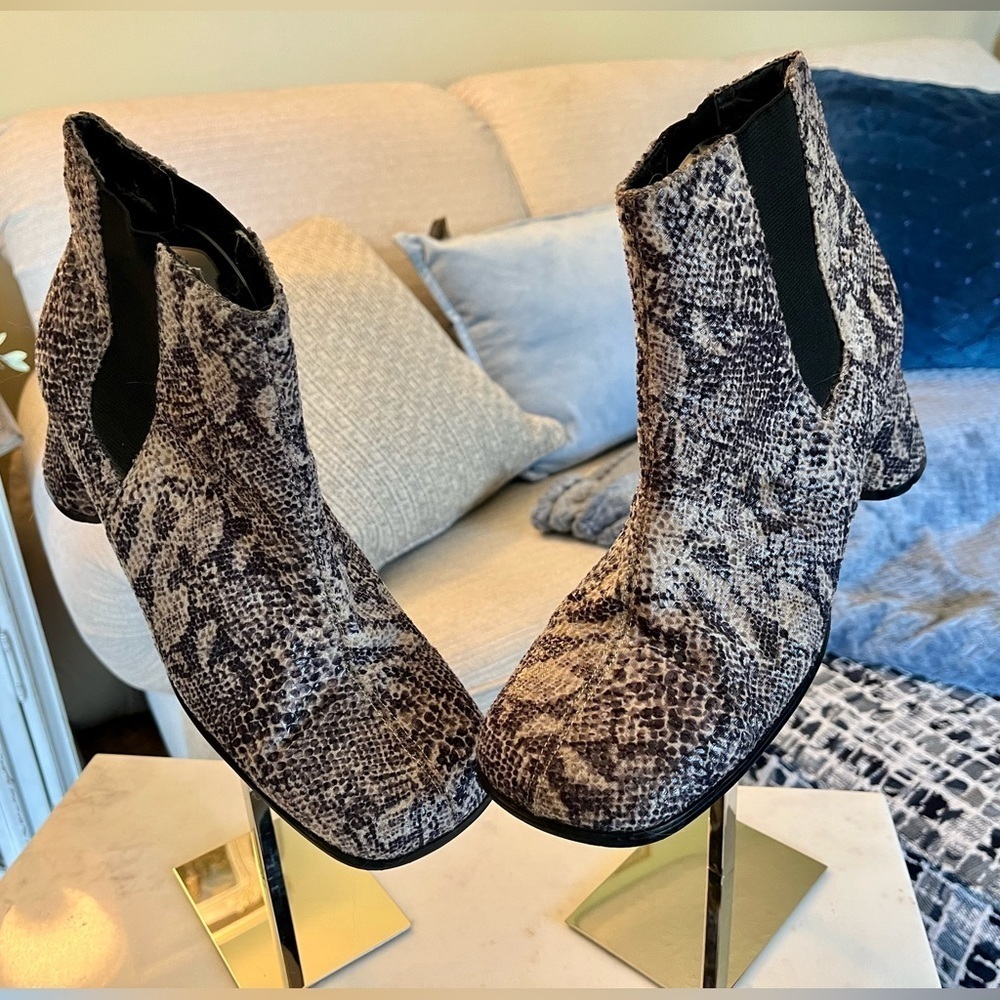 CHINESE LAUNDRY Faux Snakeskin Ankle Boots Women's Size 9 - Picture 1 of 14